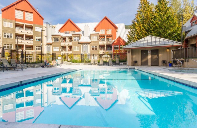 Stylish 1BR-King:Sleeps 6 Comfortably,Hot Tub, Pool & Near Everything-!
