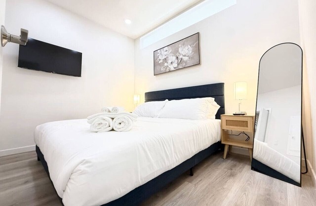 Stylish 1Br King with Gym in the Heart of Old City