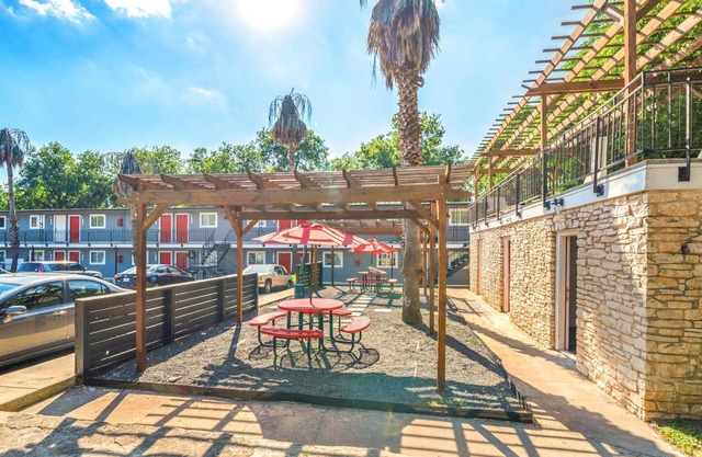 Stylish 1BR Near UT Brentwood Evonify