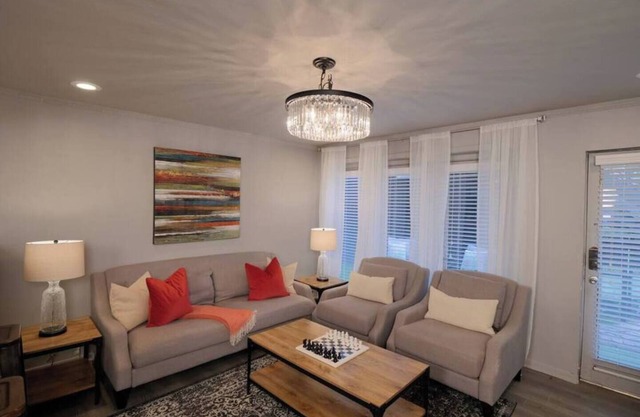Stylish 2-bed, 1 1/2 bath retreat in Central Dallas with private patio, pool access, and award-winning courtyard.