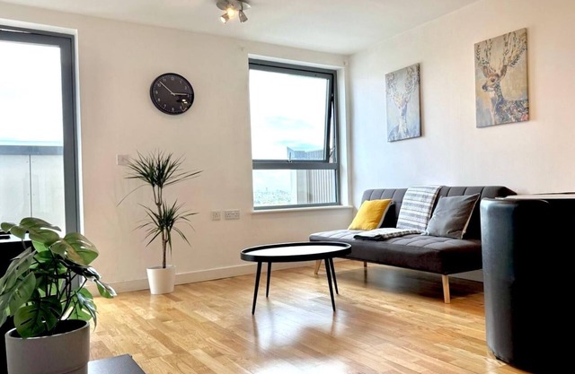 Stylish 2-Bed Flat with Balcony & Stadium Views and own parking - Prime Wembley