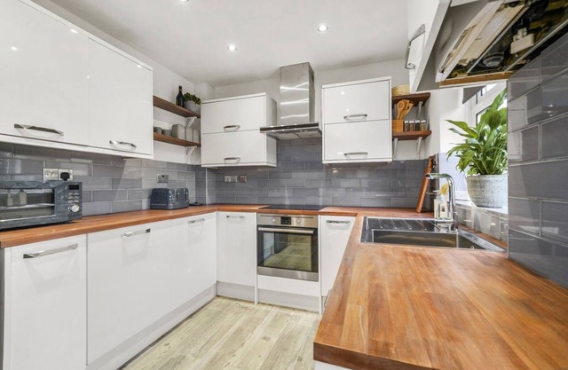 Stylish 2 bed house with parking & WIFI