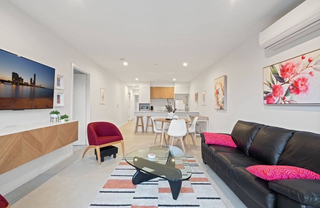 Stylish 2-Bed Townhouse with Balcony