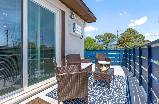 Stylish 2 bedroom 2bath with all the bells and the whistles In Arlington Texas