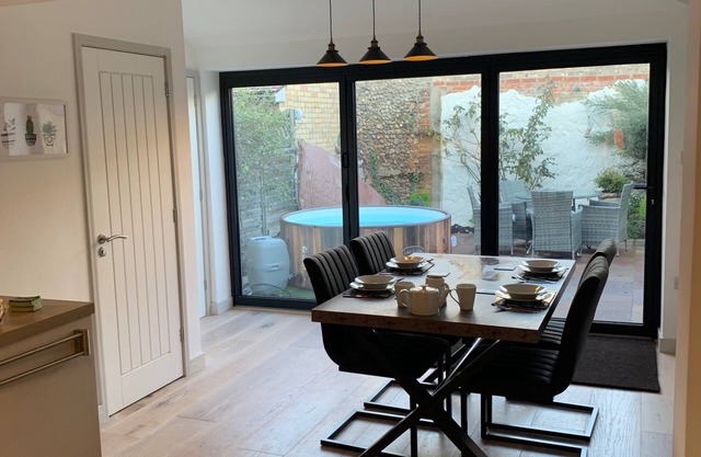 Stylish 2 Bedroom Cottage With Patio & hot tub in the Heart of Newmarket
