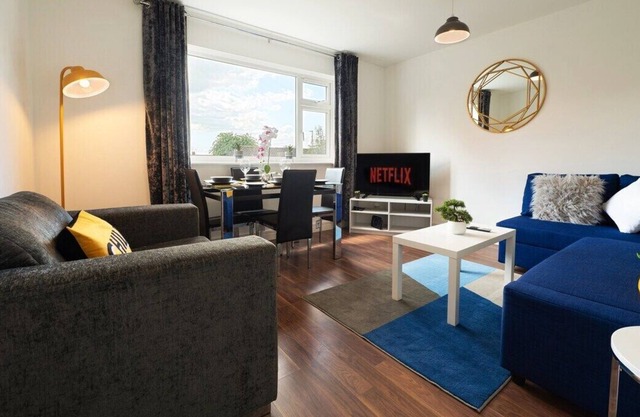 Stylish 2 BR Apartment ,Business & Leisure| Free Parking | 5 Min walk into town!