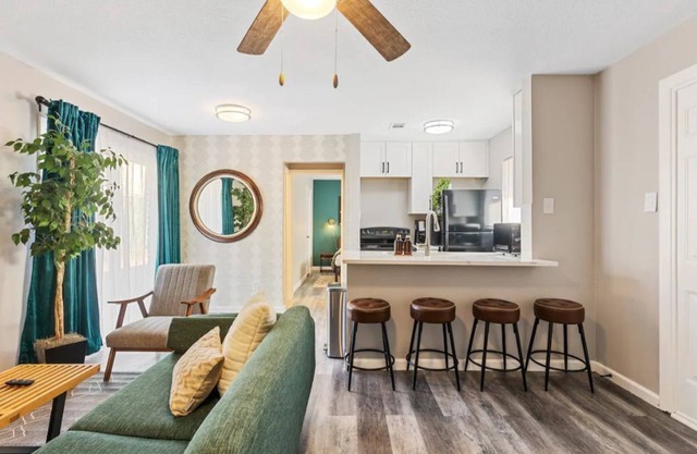 Stylish 2 BR townhouse near cute park, Baylor Med, 15 min to Uptown