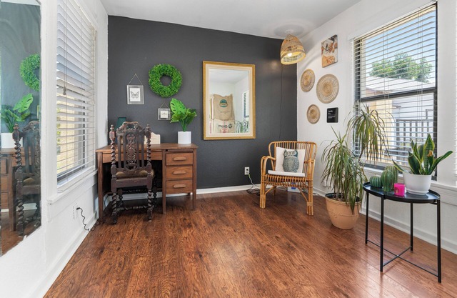 Stylish 2-Story Home with Balcony/Backyard minutes to Downtown/Seaworld/Lackland