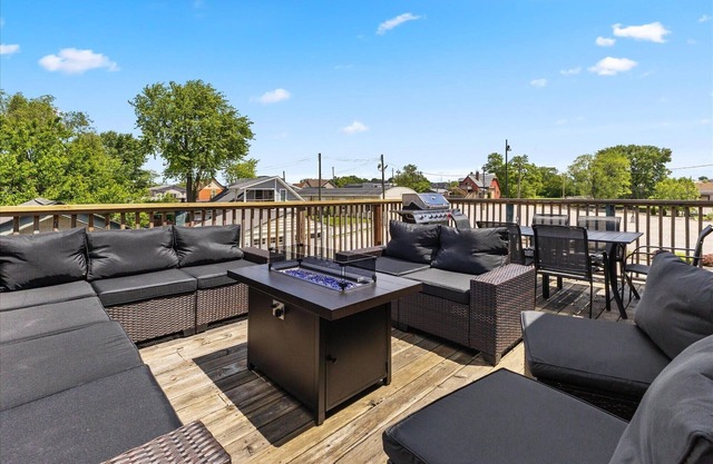 Stylish 2-Story Retreat w Balcony & Parking