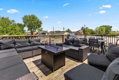 Stylish 2-Story Retreat w Balcony & Parking