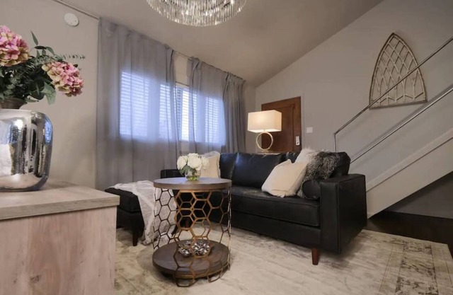 Stylish 2BD Condo loft with luxury king and queen beds, Egyptian cotton sheets, and outdoor terrace with great views