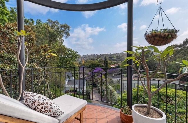 Stylish 2BR Apartment with Peaceful Balcony