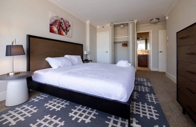 Stylish 2BR CozySuites w/gym! 34