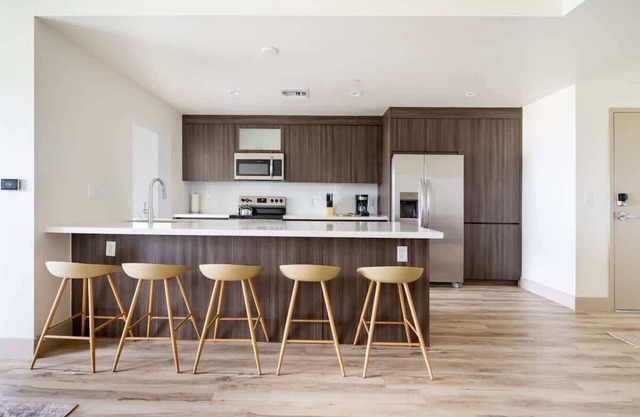 Stylish 2BR Hollywood Condo - Workspace & Parking