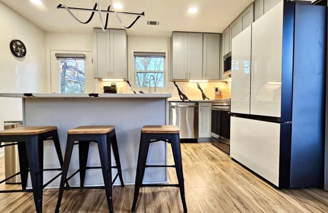 Stylish 2BR Home-Walk to Midtown