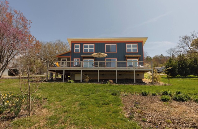 Stylish 2BR Retreat with Sunset Views Minutes from Downtown Asheville