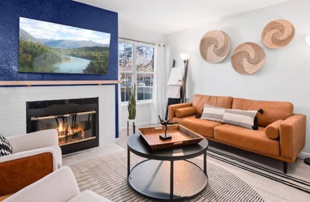 Stylish, 3 bed 2 bath townhome in Centennial! 24 minutes to Red Rocks!