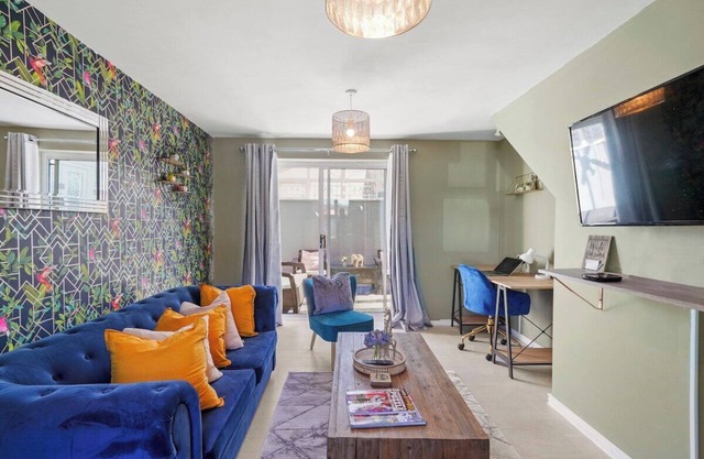 Stylish 3 bed Abode in Nuneaton - Sleeps 7