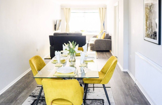 Stylish 3-bed house with garden, off-street parking & fast London access