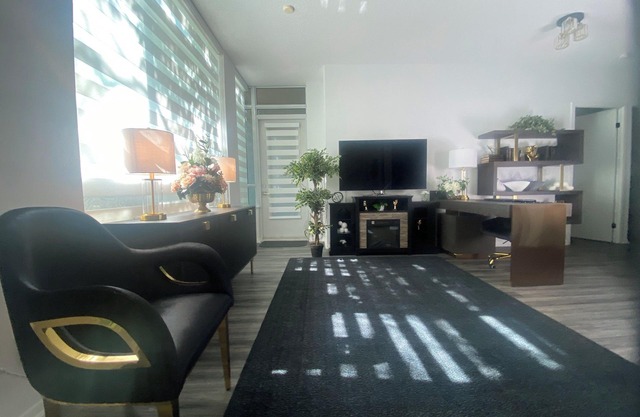 Stylish 3-bed Toronto Waterfront Suite. 15 minutes from Union Station