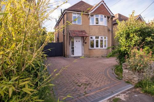 Stylish 3-Bedroom House with big Garden & Parking