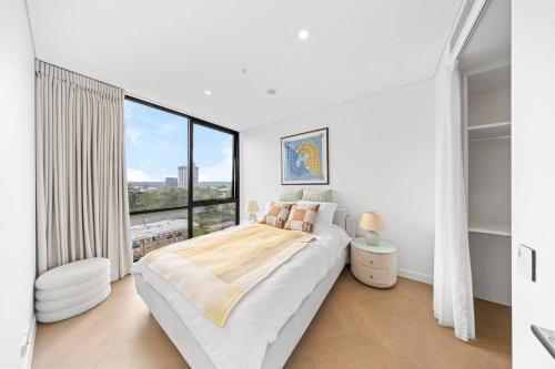Stylish 3 bedrooms with Stunning Views & 3mins to Macquarie Shopping Center