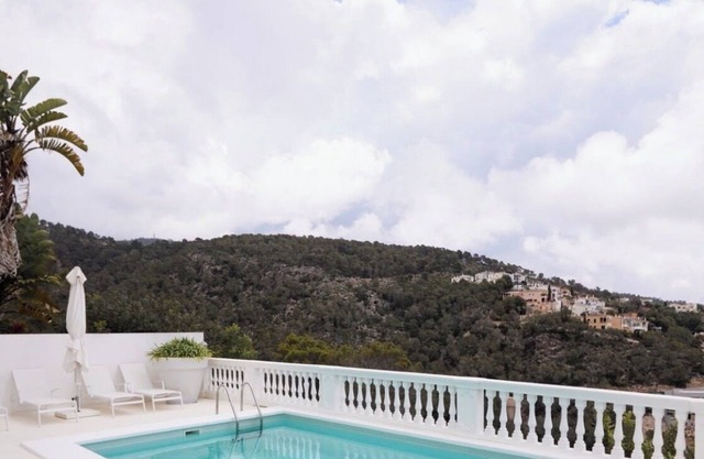 Stylish 300 m2 Pool Villa with Stunning Seaview in Exclusive Residential Area