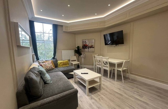 Stylish 3BR/3BA Flat w/lift - Maida Vale