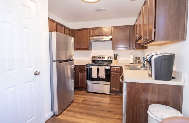 Stylish 3BR Apt, with Yard & Parking - Near RVA's attractions