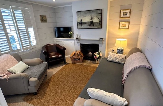 Stylish 3BR Cowes Cottage Close To The Waterfront