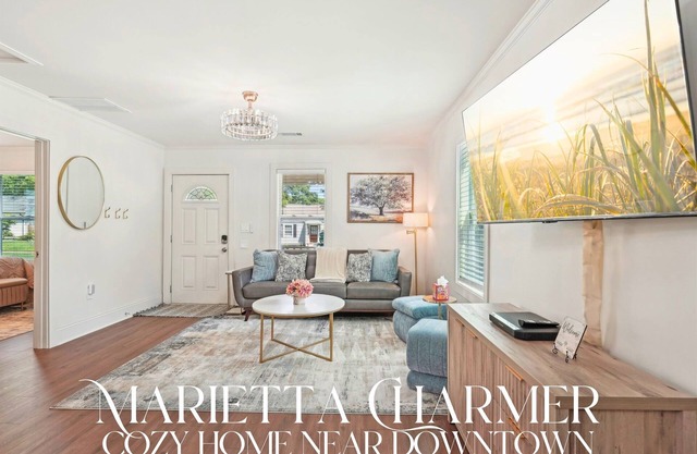 Stylish 3BR Near Dining, Parks & Shops