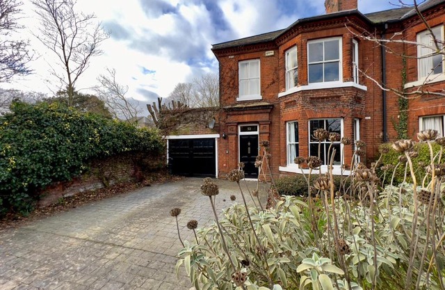 Stylish 4 bed house with parking in central Norwich