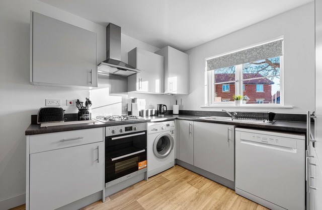Stylish 4 bed townhouse in Gloucester with 2 parking spaces + superfast Wi-Fi