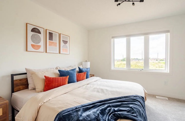 Stylish 4BR Getaway. Family Friendly. Mins to Hwy