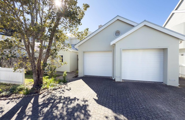 Stylish 4BR Haven w Golf Course Views by the Sea