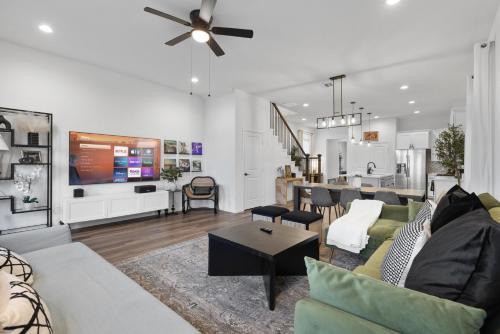 Stylish 4BR Home Close to Houston Downtown, Sleeps 10, Free Parking