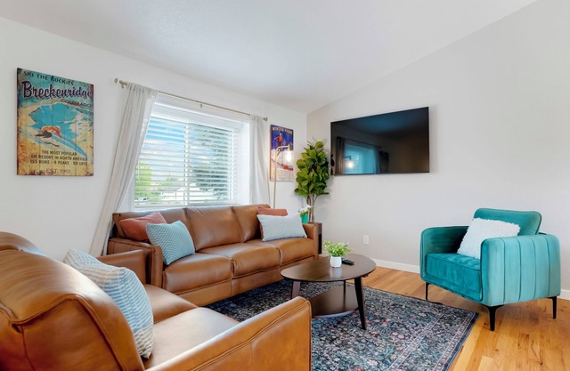 Stylish 4BR Retreat - Hot Tub, Game Room & Modern Comforts