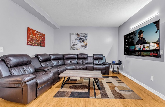 Stylish 5 Bed Home Near Airport