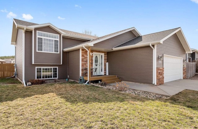 Stylish 5 BR- LG Fenced Backyard and Playground