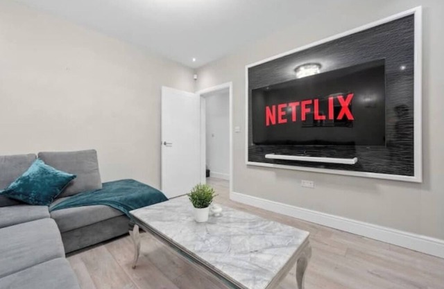 Stylish 5BR with free parking and WiFi
