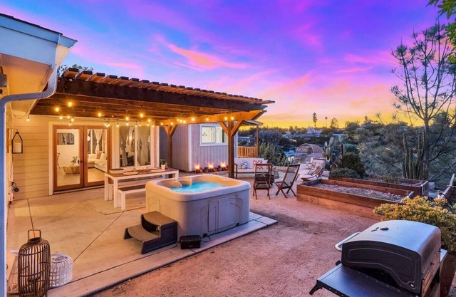 Stylish 6-Bed Oasis w/Hot Tub, Fire Pit & Views