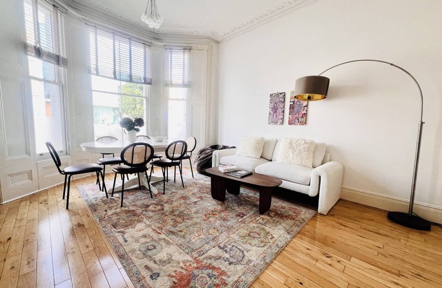 Stylish and comfortable two bedroom SuperStar apartment - heart of Notting Hill