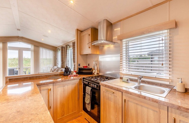 Stylish and contemporary holiday home with one master double with en suite W.