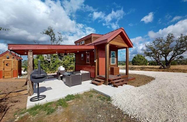 Stylish and cozy cabin with firepit, kitchen, AC and free wifi