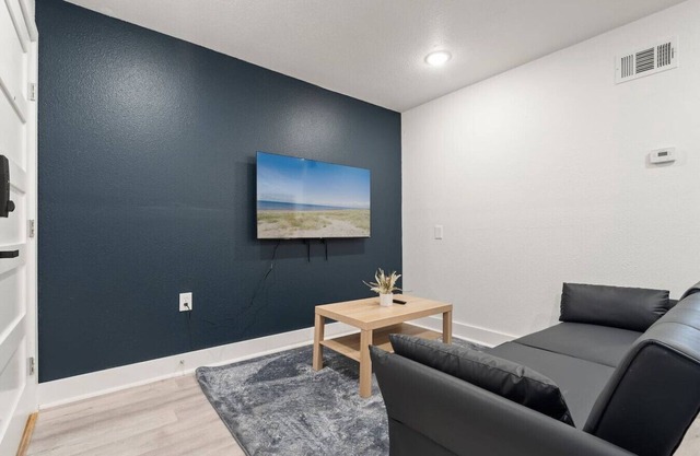 Stylish and Modern Retreat in Downtown w/Parking