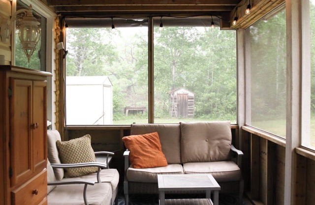 Stylish and private, recently renovated cabin, 17-minute walk from the beach!