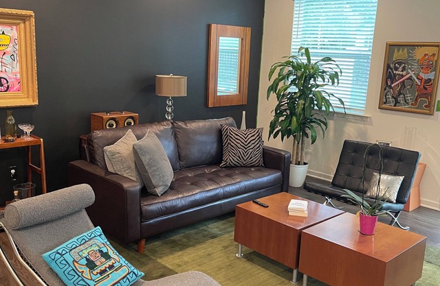Stylish and quiet 2-bedroom townhome close to the airport and downtown Durham