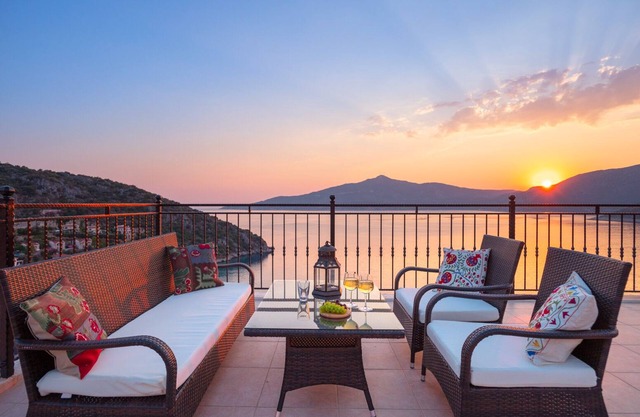 Stylish and Spacious Sea Front Villa, Fantastic Sea Views and Private Pool