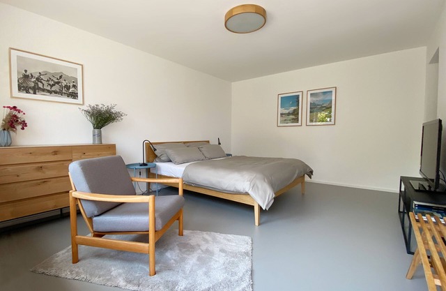 Stylish Apartment with Mountain-View Hut & Garden