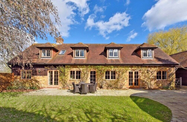 Stylish Barn Conversion Near Windsor